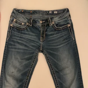 Miss me jeans - Super snygga miss me jeans! Coola detaljer och fin pass form💗 Se bild 3 att dom är lite utsvängda där nere. Skriv för fler bilder och svarar gärna på frågor! Pris kan diskuteras 💗