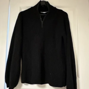 stickad tröja - Fin och skön stickad tröja, köpt på Na-kd för 400kr säljs för 150kr.  pris kan diskuteras