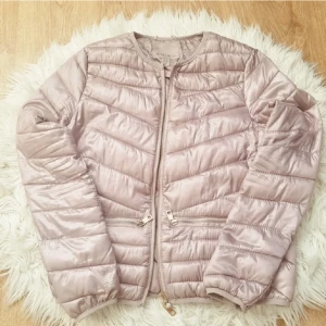 Rosa jacka💕💕 - (Bild lånad från förra säljaren) jätte fin rosa jacka. Köpt för 300 men säljer för 150💕