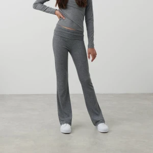 Mörkgråa Yogapants - Säljer mina mörkgråa yogapants eftersom dom inte kommer till användning. Jätteskönt material och väldigt bra kvalité. Bilderna är lånade av ginatricot💗💗💗