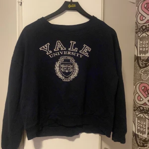Sweatshirt/tröja - En marinblå fin tröja med yale- tryck på. Den är dock lite urtvättad därav priset. 😊 Köpt från gekås ullared för något år sedan. 