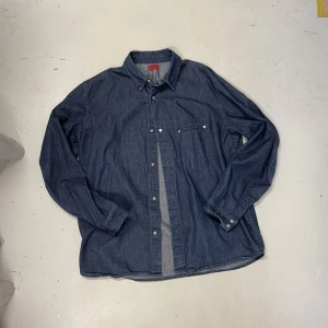 Blå jeans skjorta - Supersnygg vintage jeans skjorta från Levis.
