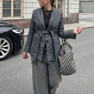 Jacka stockh ml studio - Säljer denna såå fina jacka från stockh ml studio ( från Mq)🖤 Jackan är helfodrad samt i ett grovt material. Endast använt till att fota i så väldigt bra skick🖤