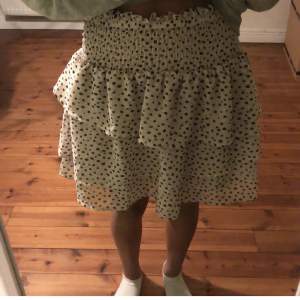 Helt ny volang kjol från hm som har lappen kvar🙌💗är i storlek 158/164 men skulle säga att den är som xs💗 färgen är en blandning mellan kräm vit och beige💗