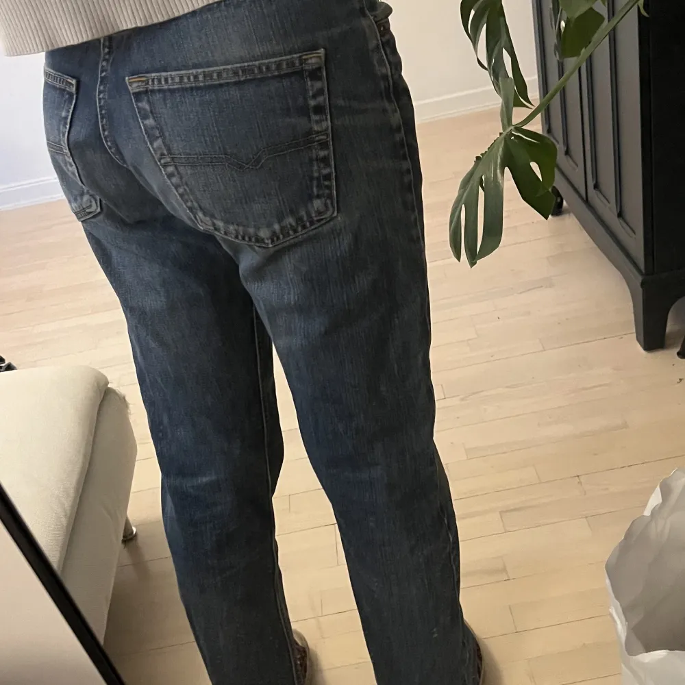 Blå jeans i lite ”baggy” stil. Gillar dessa jeans men de är tyvärr lite för korta på mig som är 169 cm. Från märket John Pearson & Son. Står ingen storlek då de är köpta second hand men skulle säga M💕. Jeans & Byxor.