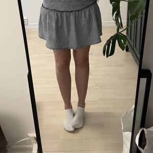 Kjol - En fin vit-och svartrutig kjol från Zara. Passar jättebra med allt från blus till stickad tröja. Kjolen är från Zara Kids i storlek 13-14 år men passar mig som är 18 och brukar ha storlek S☺️