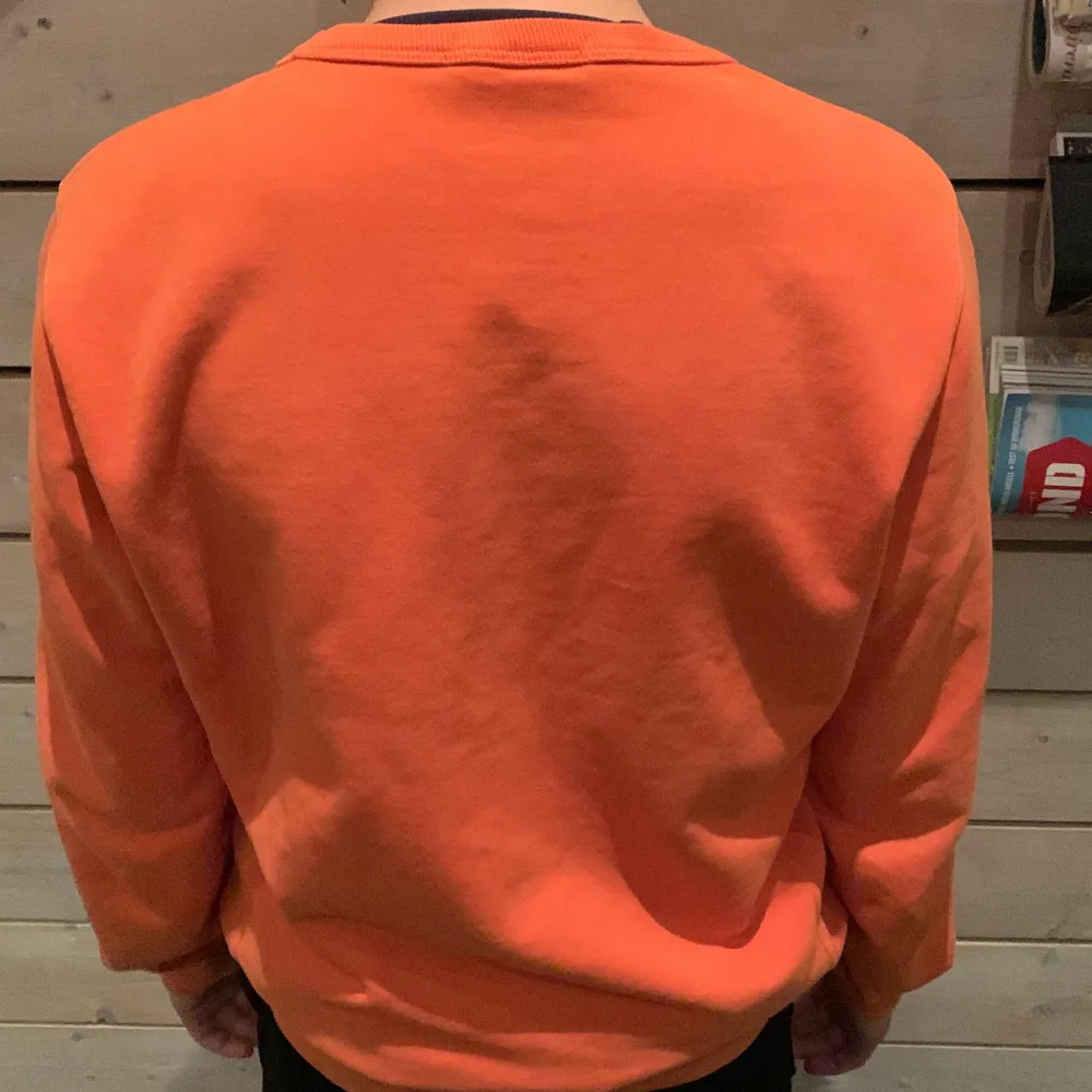 Orange stone island tröja. Mitt pris 650, nypris ca 2000. Skicket på tröjan är 8,5/10. Modellen är 155 och väger 44kg. . Tröjor & Koftor.