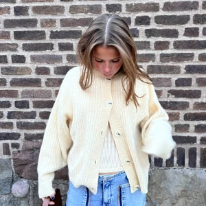 Ljusgul stickad kofta!  - Finstickad ljusgul kofta! Passar till strl XS-M