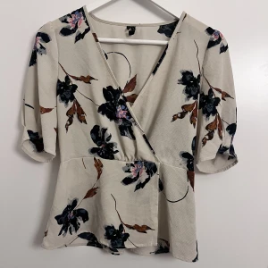 Blus  - Fin blommig blus 
