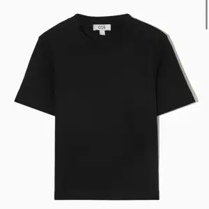 Säljer en cos T-shirt för den inte kommer till användning orginal pris är 330 