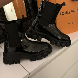 Glansiga boots storlek 39 - Super snygga boots som sitter perfekt på foten.  Aldrig använt, storlek 39
