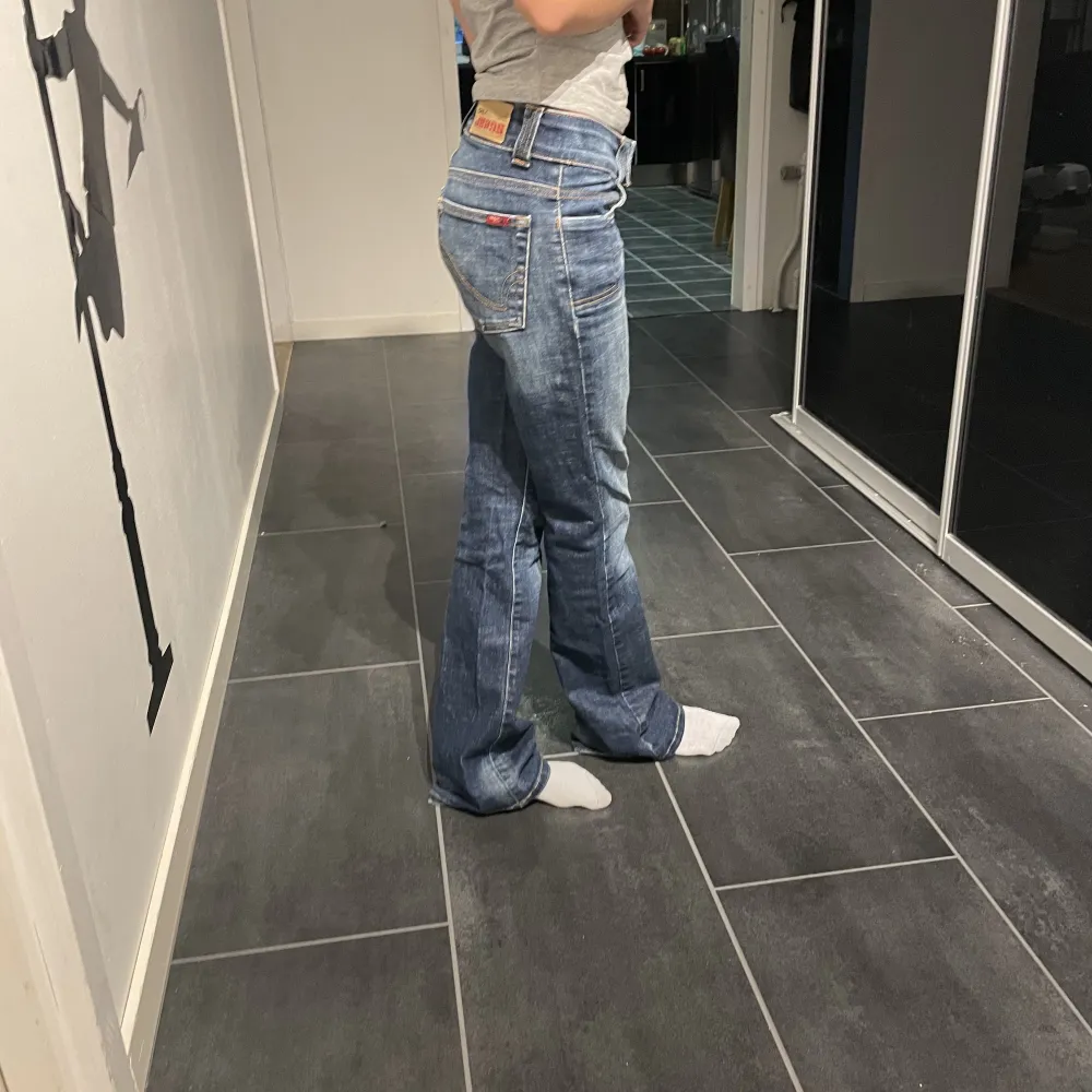 Hej! Säljer dessa superfina lågmidjade jeansen från only💕. Jeans & Byxor.