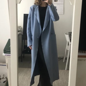 Blå kappa - Jättefin blå kappa i ull och kashmir från each x other, ganska tunn men varm! Storlek m men liten i storlek så passar även s, använd gärna köp nu🤗köpt för 3500 kr