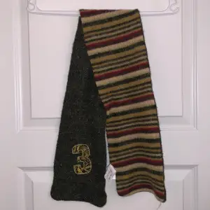 Kortare stickad halsduk från 2001 Dolce&Gabbana. Köpt för 1k :) 