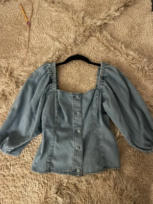 Jeansblus - Jättegullig jeansblus med puffärmar💓💓