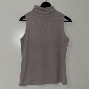 Glittrig topp - Superfin topp från Carin Wester i strl. M. Rosaglittrig med lite högre krage🌸 Den har blivit använd vid fler tillfällen. 