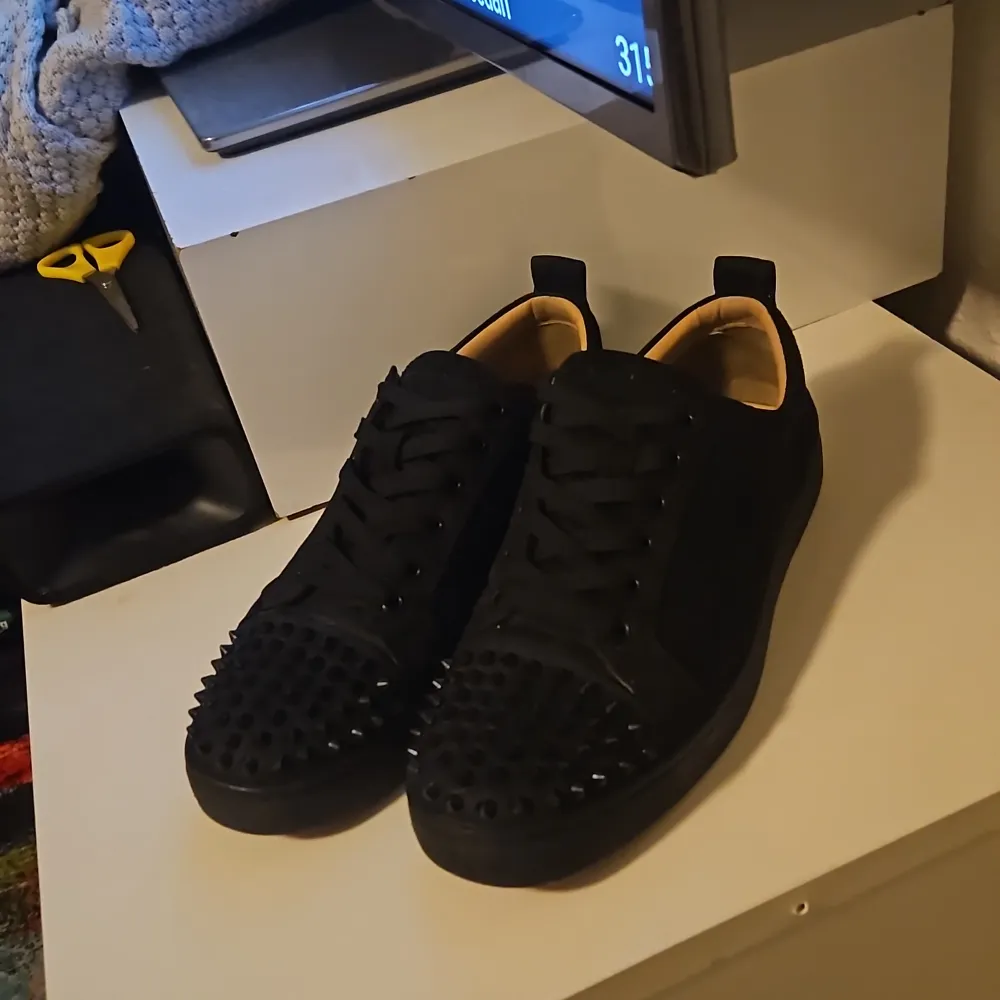 Säljer nu ett par Christian louboutin skor i storlek 42. Säljes pga att det inte var några skor för mig. Sparsamt använda ett fåtal gånger #grisch #stockholm #herr#skor. Skor.