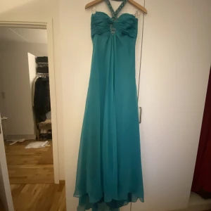 Balklänning  - Balklänning som aldrig andvändes. Sjukt snygg detaljering. Släper på marken för mig som är 1,75cm och passar strlk 34-40 (perfekt passform på 36/38) Hör av er för fler bilder ❤️
