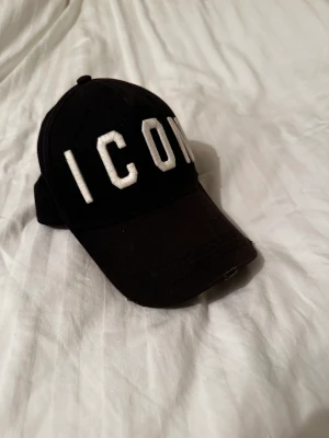 Dsquared2 keps - Säljer min dsquared2 keps, köpt i London för 1500kr, mitt pris är 300kr. Skick 7/10.