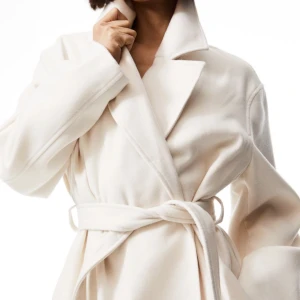 Vit lång kappa - Helt ny kappa från H&M, oanvänd, finns prislapp. Nypris: 699kr