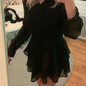 Nyårs/fest klänning  - klänning ifrån gina young som glittrar i strl 158/164 men passar en Xs. Köpt förra året till nyår men som aldrig kom till användning, så den är i nyskick💞