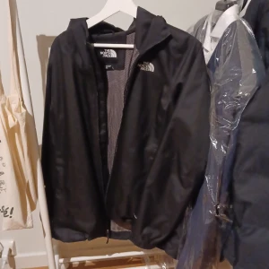 The nirth face Regn jacka  - Riktigt bra och varm The North Face regn jacka. Mycket bra sķick