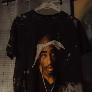 Hej, en ganska mycket använd Tupac tröja, den är för liten för mig, därför säljer jag den.