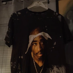 Tupac Tshirt Medium - Hej, en ganska mycket använd Tupac tröja, den är för liten för mig, därför säljer jag den.