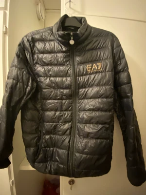 Emporio armani  - Hej jag säljer min Emporio armani för jag inte använder den mer storlek M  Jätte bra skick 