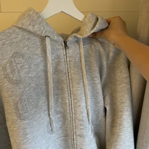 One of one hoodie  - Hoodie med stenar på från one of one i storlek small. Säljer för att jag ej använder den längre. Lite nopprig men går att ta bort🤍 skriv för fler bilder