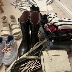 Ny garderob flicka 10 år, superbra deal :) - Allt i mycket gott skick eller nytt. Mkt Zara. Strlk 140-152. Skor 35-37. Säljer endast allt. Värde >5000kr - Partybyxa zara -Jeans, manchesterbyxor - Fake läderbyxor - Regnjacka Everest - Nya Steve madden och zara väskor - 2 kjolar - Zara tröja - 6 toppa