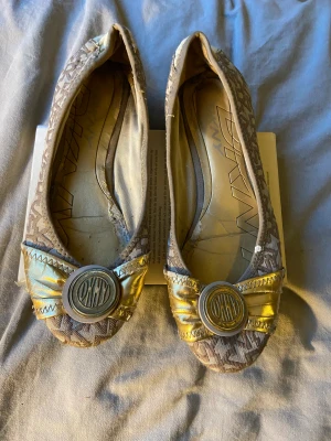 Ballerina skor DKNY - Varan har tecken på användning men fungerar som ny! 