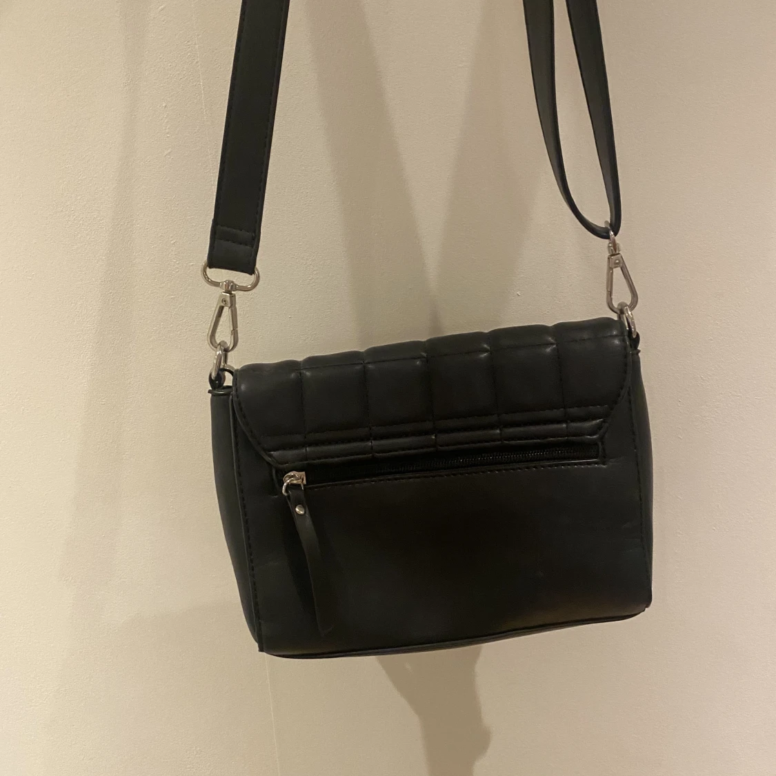 Svart väska med kedja - 91