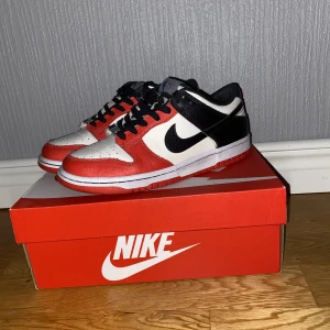 Nike dunk low 75 Anniversary - Ett par riktigt snygga Nike dunk low!!  Köpta på kicknstuff förra året. Skick 8/10! Bara att dom har spruckit lite på höger skon som du kan se i bild 2. Priset kan diskuteras vid snabb affär! Skriv om du har några frågor!