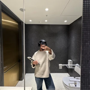 Vit stickad tröja  - Säljer denna tröja som är oversized från weekday i storlek s då jag inte använder den längre.