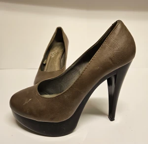 Pumps från Tiamo - Grå/svarta pumps från Tiamo. Välanvända men funktionellt skick, fin klack/platå. Har inte försökt tvätta dem utan de säljs i befintligt skick och går säkert att piffa till mer. Storlek 37. Nypris 800 kr.