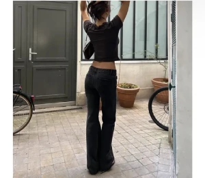 Alobha label jeans - Säljer mina Alobha jeans som jag nyss fick hem, säljer då dom var för små och behöver en annan storlek. Dom är slutsålda på sidan, kan eventuellt byta till en annan stl om du har ett par. Hör av dig för fler frågor 🩵