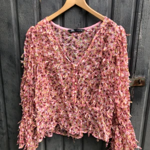 Ball topp från Zara!  - Så häftig topp från Zara! Coolaste materialet och härligt blommönster med ”rufs” över hela plagget! Material: polyester. Storlek: XL.  Nyskick!    