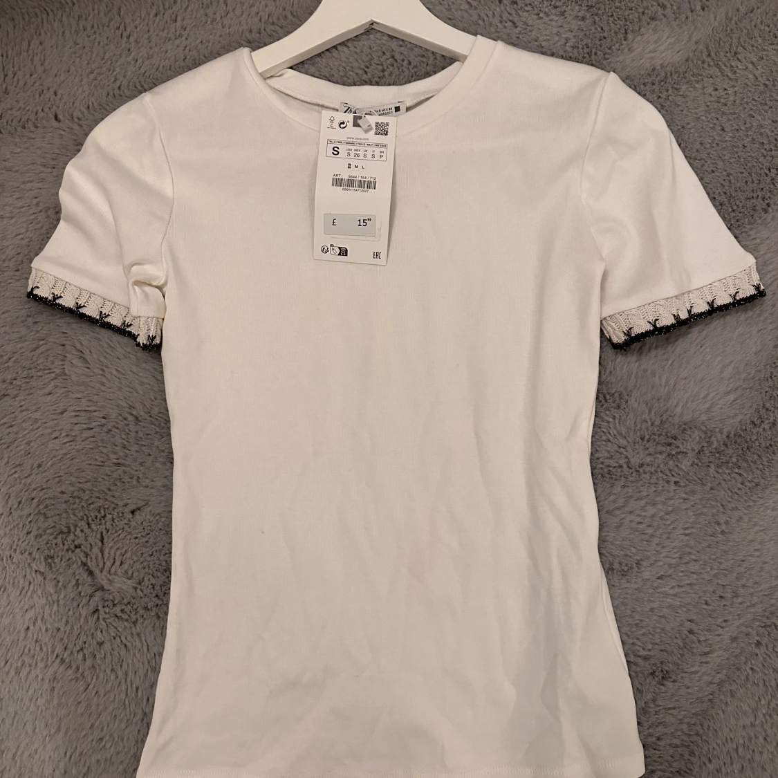 Zara t shirt med ärmdetaljer