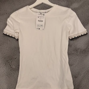 Zara t shirt med ärmdetaljer - Slutsåld, otillgänglig zara t-shirt. Köpt i London i våras men har aldrig använts o lappen är kvar. 