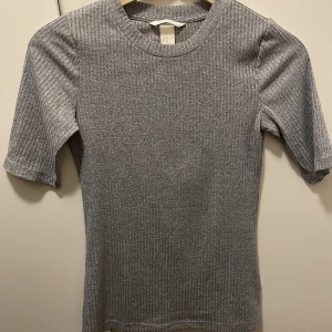 Grå t-shirt  - Grå t-shirt hm. Aldrig använd.