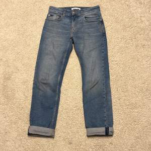 Ett par ljusa Calvin Clein jeans i väldigt bra skicka. Väldigt sköna. 