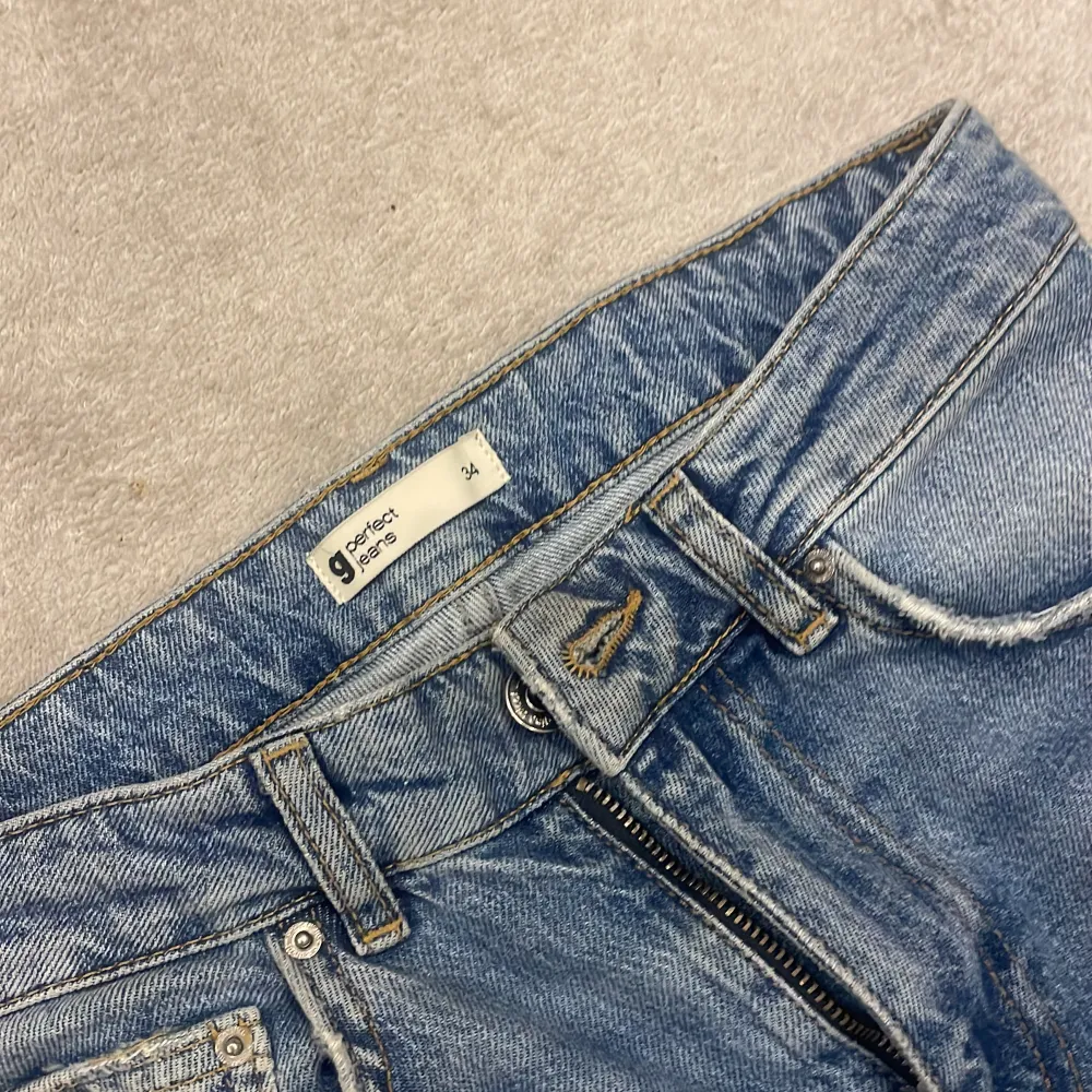 Säljer dessa jeans från Gina på grund av att jag inte använder dom, fint skick, har använt 2 gånger , nypris 500kr . Jeans & Byxor.