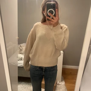 Stickad tröja - Beige stickad tröja💞strl L/XL men passar mig som är Xs