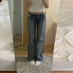 Så snygga lågmidajde jeans som tyvärr är för stora för mig. Köpa på plick (lånade bilder från förra ägaren). Innerbenslängd 83 cm, midjemått tvärsöver 40cm. Skulle säga att de passar någon i längden 165-175. ❤️ kanske kan gå ner i pris vid snabb affär!