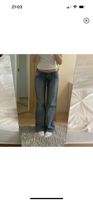 Lågmidjade jeans  - Så snygga lågmidajde jeans som tyvärr är för stora för mig. Köpa på plick (lånade bilder från förra ägaren). Innerbenslängd 83 cm, midjemått tvärsöver 40cm. Skulle säga att de passar någon i längden 165-175. ❤️ kanske kan gå ner i pris vid snabb affär!