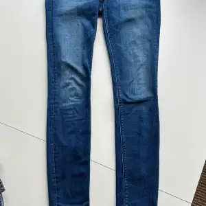 Nästan som ny Replay jeans storlek 27, lågt midjan 