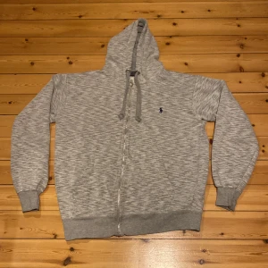 Polo Ralph lauren zip hoodie  - En mycket fin polo Ralph lauren zip hoodie i mycket bra skick. Storlek L men funkar bra för både M och XL. Nypris 2200