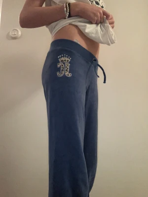 Vintage juicy!💗 - Så fina juicy couture byxor i den gamla modellen som tyvärr inte passar längre😔 dom är i jättebra skick och har inga defekter!❤️ pris kan diskuteras💘 lägger ut igen pga oseriös köpare🩷  fri frakt idag !!❤️ (fredag 24 nov)
