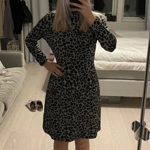Leopardmönstrad långärmad klänning i storlek S/M - Jag uppskattar storleken till S/M. Den är halvhög i kragen och såå skön i materialet. Den är stretchig och av bra kvalitet. Märket är Warehouse. Nypris är 900kr. Passar även XS.